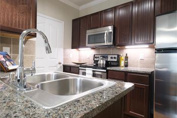 kitchen with granite countertops at Park at Magnolia apartments